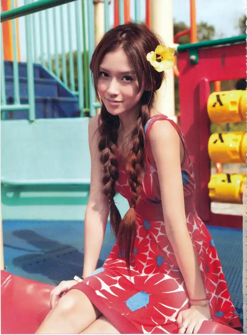 出道早期的angelababy在游乐园的一组写真(已做了微修复),麻花辫子戴