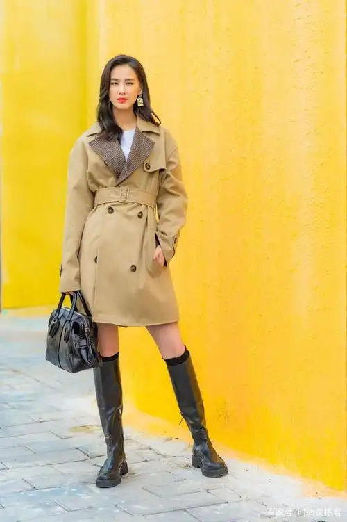 棕色大衣永远不会过时,黄圣依大衣搭皮靴,干练女强人走起