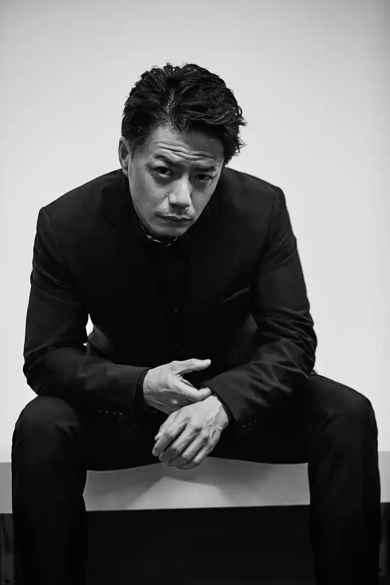 段奕宏硬汉风look 深蓝色西装绅士帅气