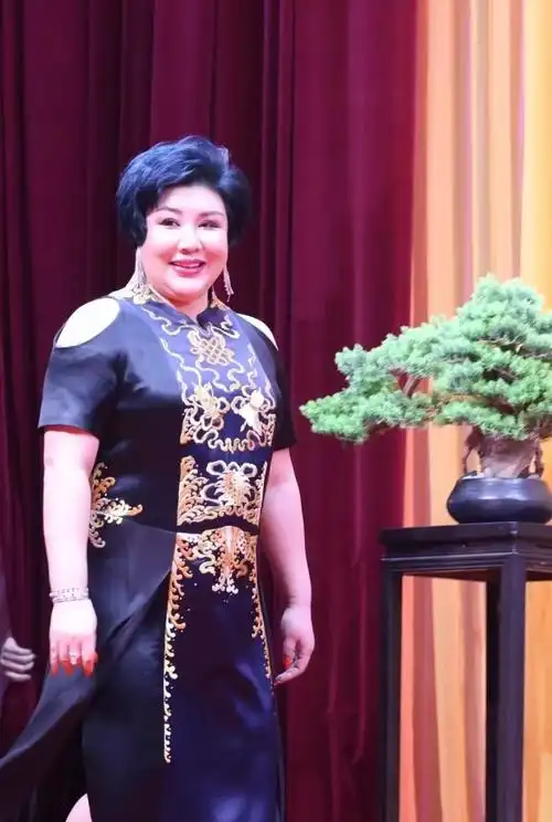郭德纲老婆首复出穿黑色旗袍挡不住敦实身材大胆露肩显秀气