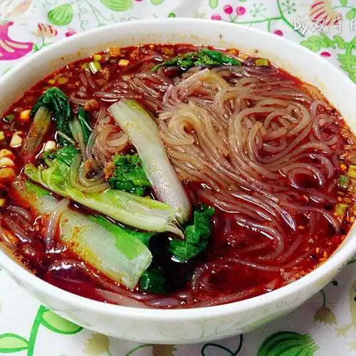 非常家常的一款酸辣粉,材料都是家里常备的,吃着爽极了