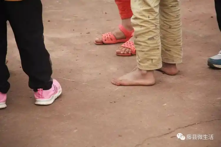 村里的孩子自有村里孩子的淘气,这么冷的天也不穿回鞋子,光这脚满院子