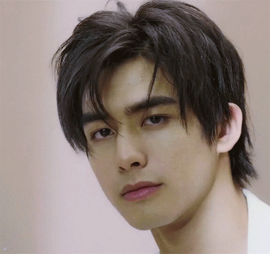 宋威龙黑色卫衣随拍##宋威龙素颜营业照