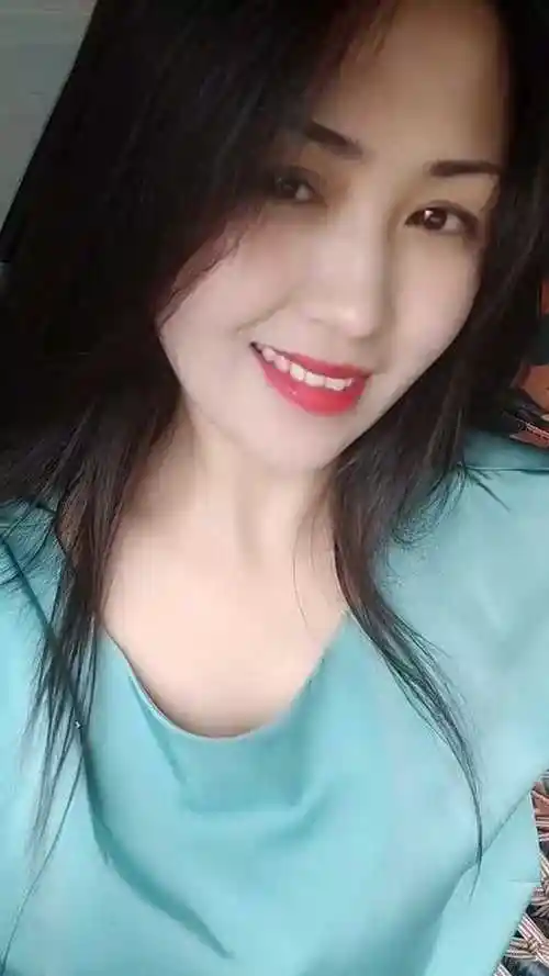 好美的气质女人,眼神妩媚动人,越看越漂亮