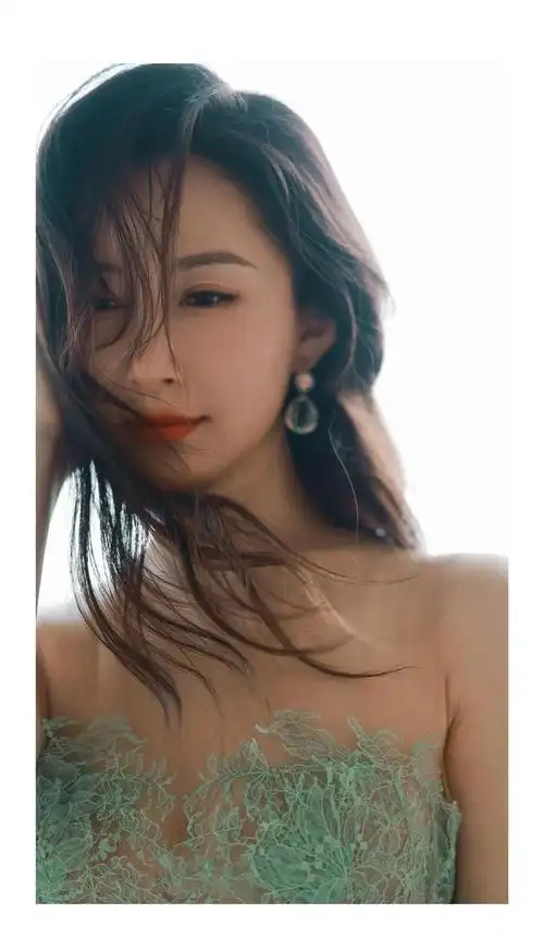 一袭绿色蕾丝抹胸透视裙,优雅甜美清新脱俗|舒畅(演员)_网易订阅