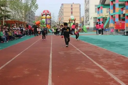 玩沙包,跳绳,滚轮胎,推铁环……80后童年重现!