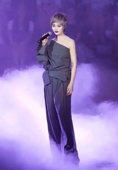 斜肩装配黑唇前卫霸气,"奶奶短发"好飒(范冰冰变脸了)-资讯-早知网