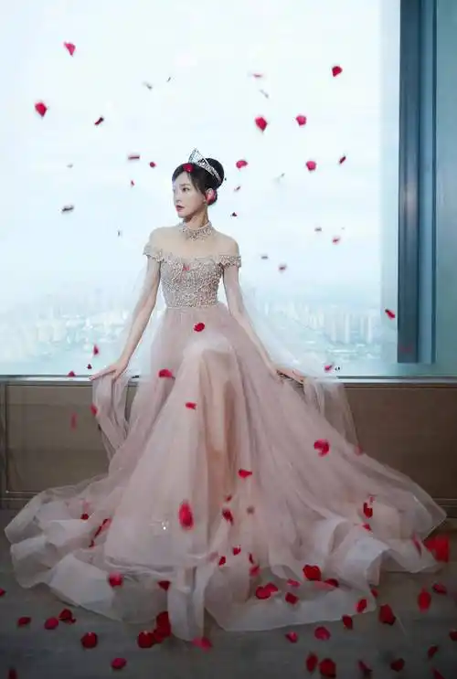 唐嫣新综艺肤白貌美大长腿好美,婚后她被宠成了少女,满满幸福感_玫瑰