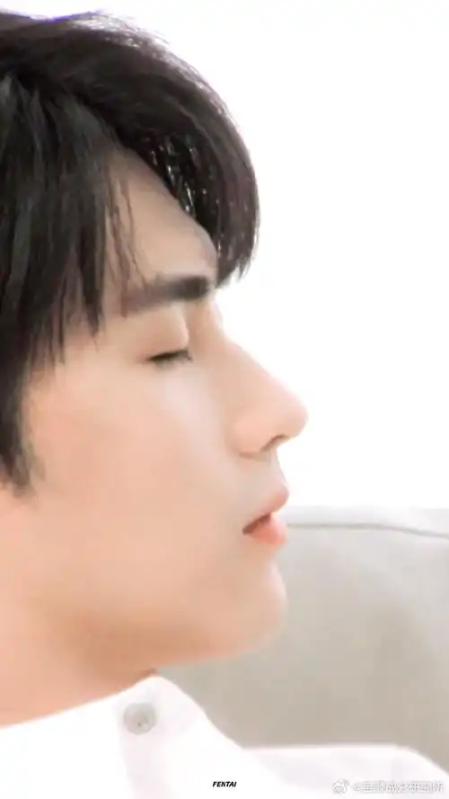 这样的完美侧脸,简直让人叹为观止!