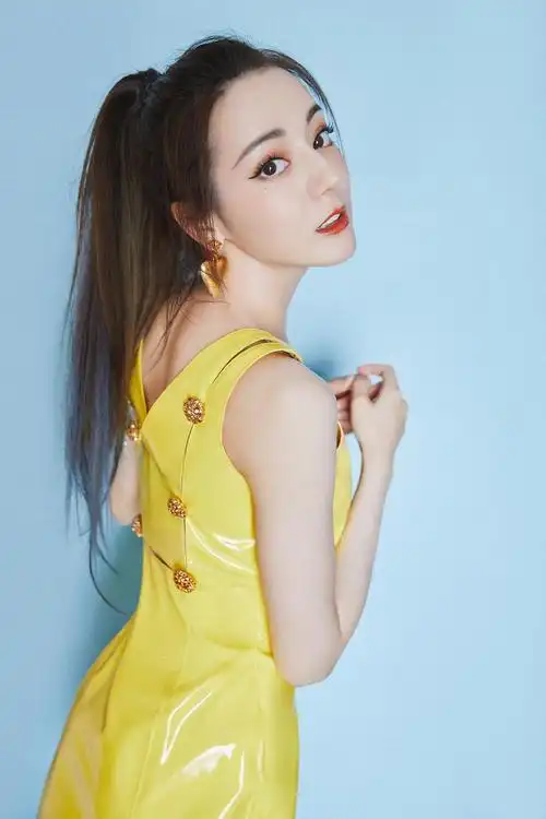 热巴不仅长得美,连发型也超耐看!随便学学都能让你美上整个夏天