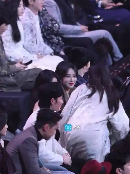 胡歌朱一龙杨幂杨紫王嘉尔同框全是笑料胡歌以为要离场的是自己结果是