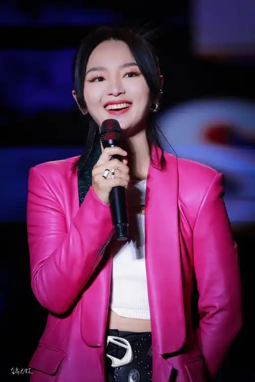 #周笔畅女大十八变巡回演唱会#