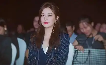 著名导演爆料赵薇疑似没事了脸不再打马赛克评论区彻底炸锅