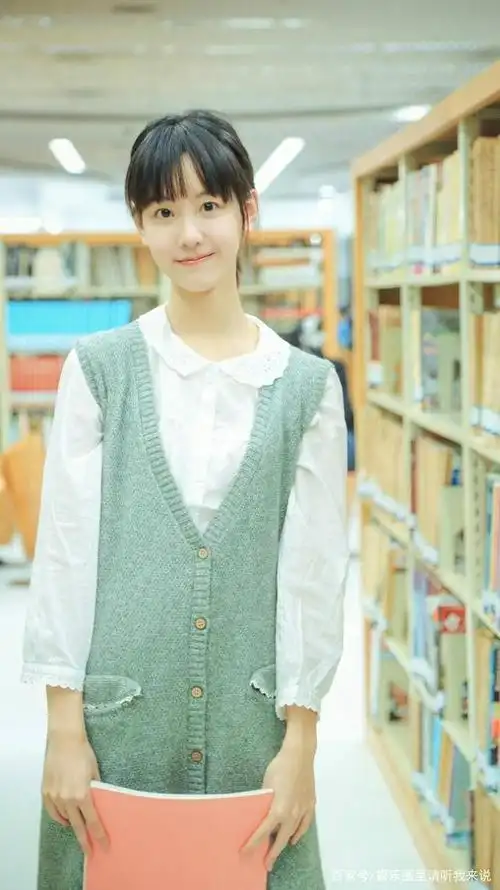 陈都灵童年照清纯甜美,双马尾少女感足娃娃脸超治愈,她很励志