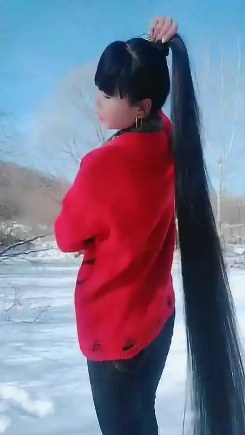 长发姐姐背影真漂亮,秀发轻轻甩动着,美极了