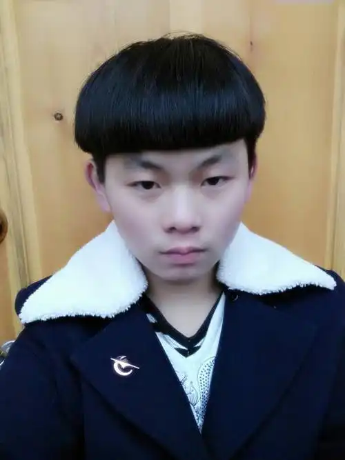 我的头发适合什么发型?刚剪的蘑菇头?用不用烫一下?