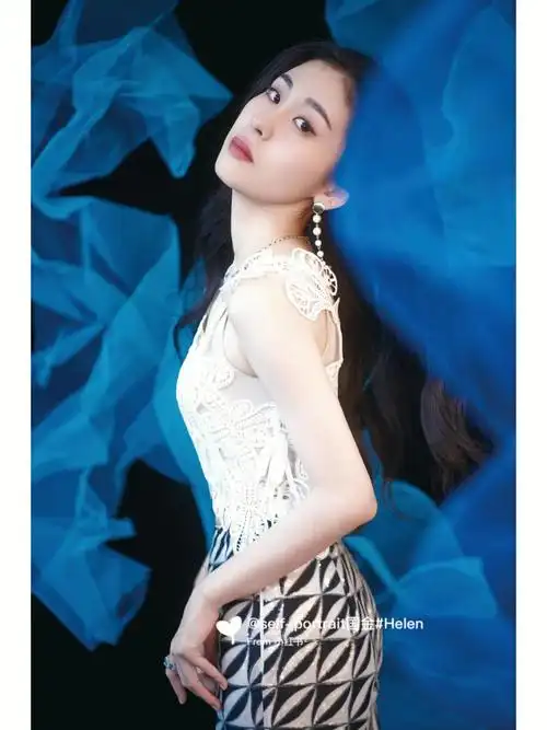 歌手张碧晨inselfportrait