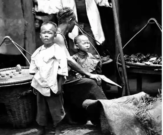 【每天老照片】--5965--清末珍贵老照片:贫苦孩子和大人摆摊,最后是