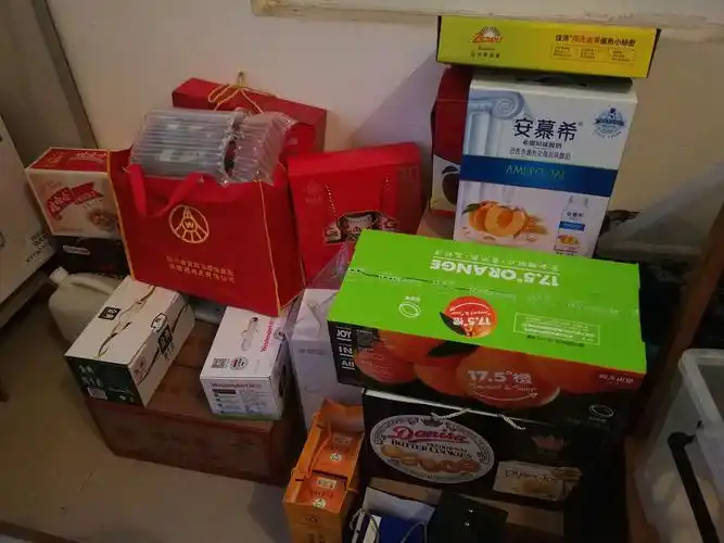 一过年家里就堆满了各种各样的礼物.