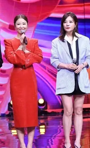 43岁赵薇林心如再同框,赵薇穿西装裙显干练,林心如穿长裙显优雅