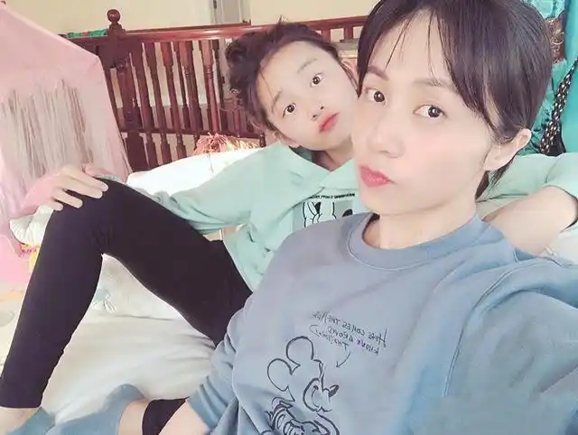 孙莉晒与两个女儿同框照,多多和妹妹好清纯,母女三人似姐妹!