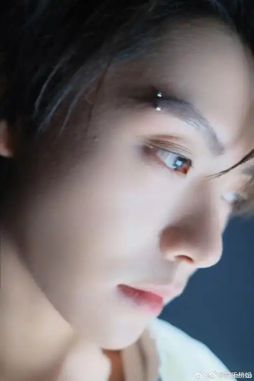 肖宇梁眉钉锁骨钉