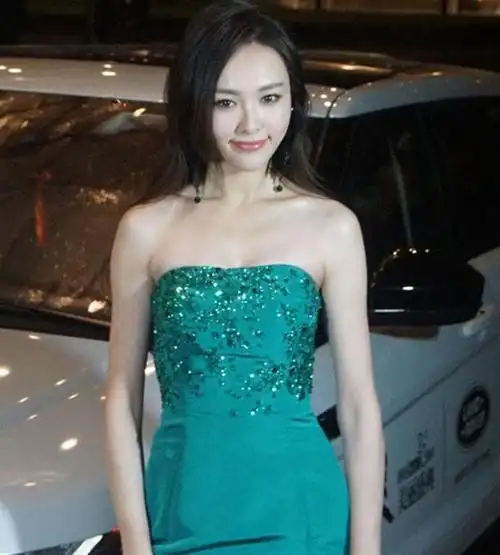 唐嫣真是够了,出席活动穿这么紧的抹胸裙,网友:这腰细得过分!