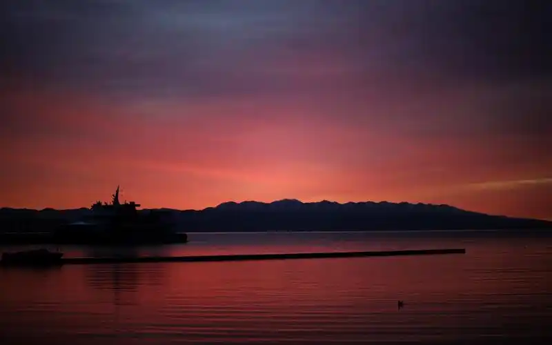 青海湖日出唯美风景图片桌面壁纸-风景壁纸-壁纸下载-美桌网