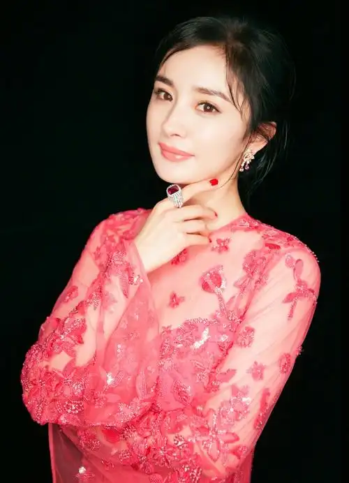 杨幂,1986年9月12日出生于北京市,中国内地影视女演员,流行乐歌手