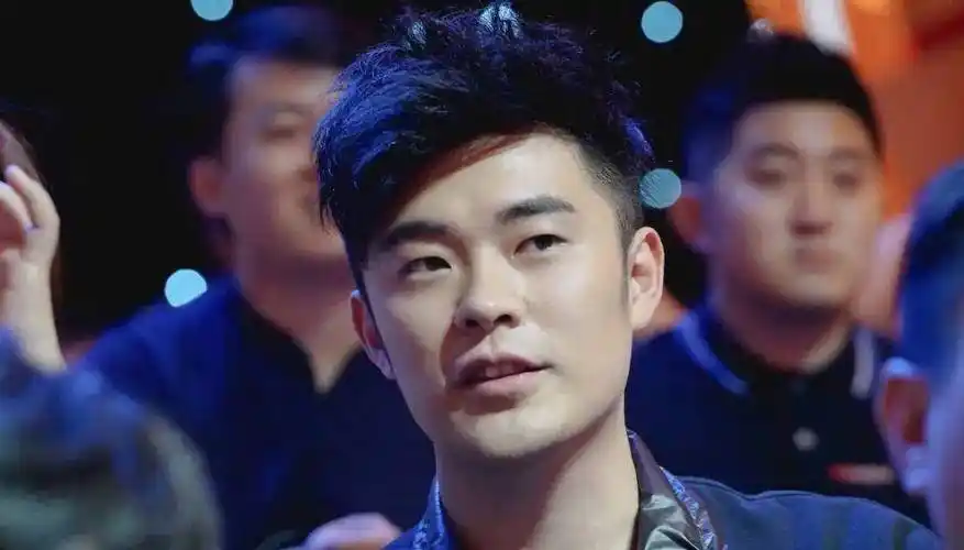 陈赫晒女儿近照4岁安安认真写毛笔字谁注意角落的椅子