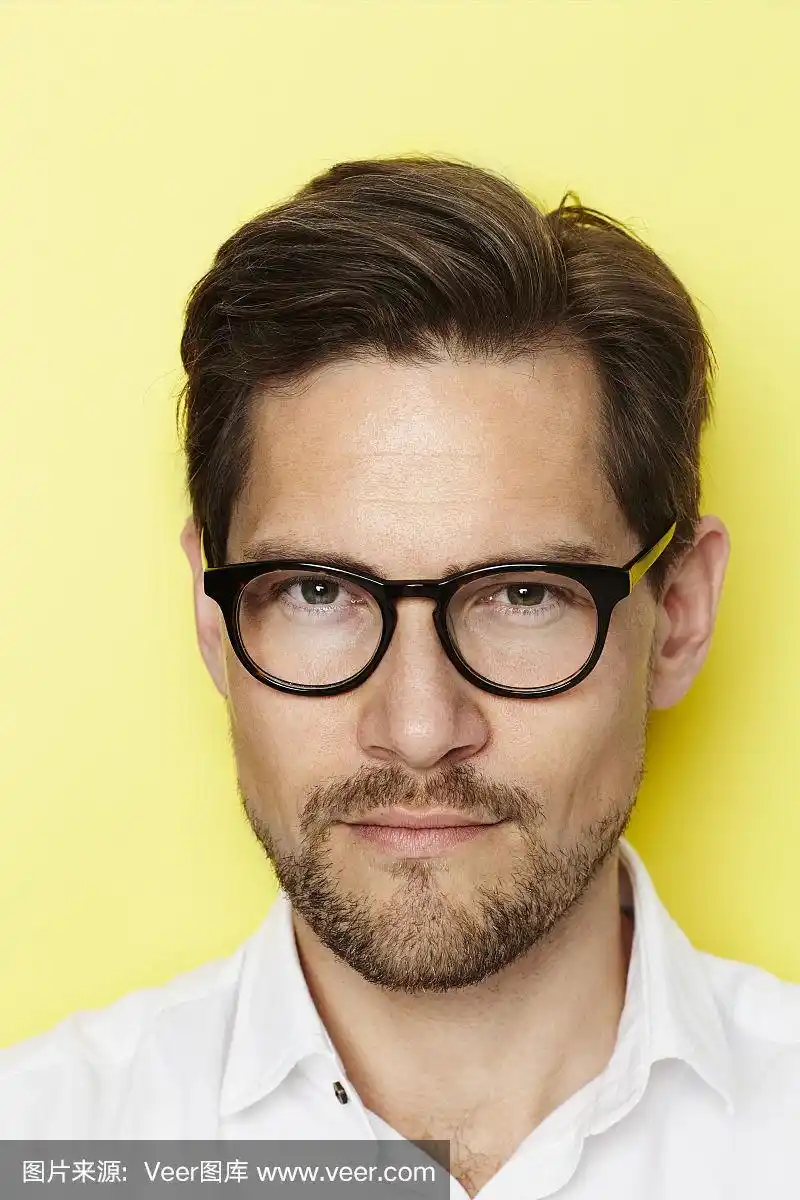 戴眼镜的帅哥