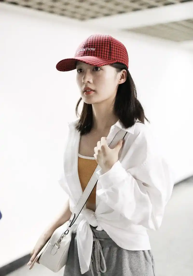 李沁素颜现身机场,脸上斑点不小心暴露!网友:腰带是认真的吗?