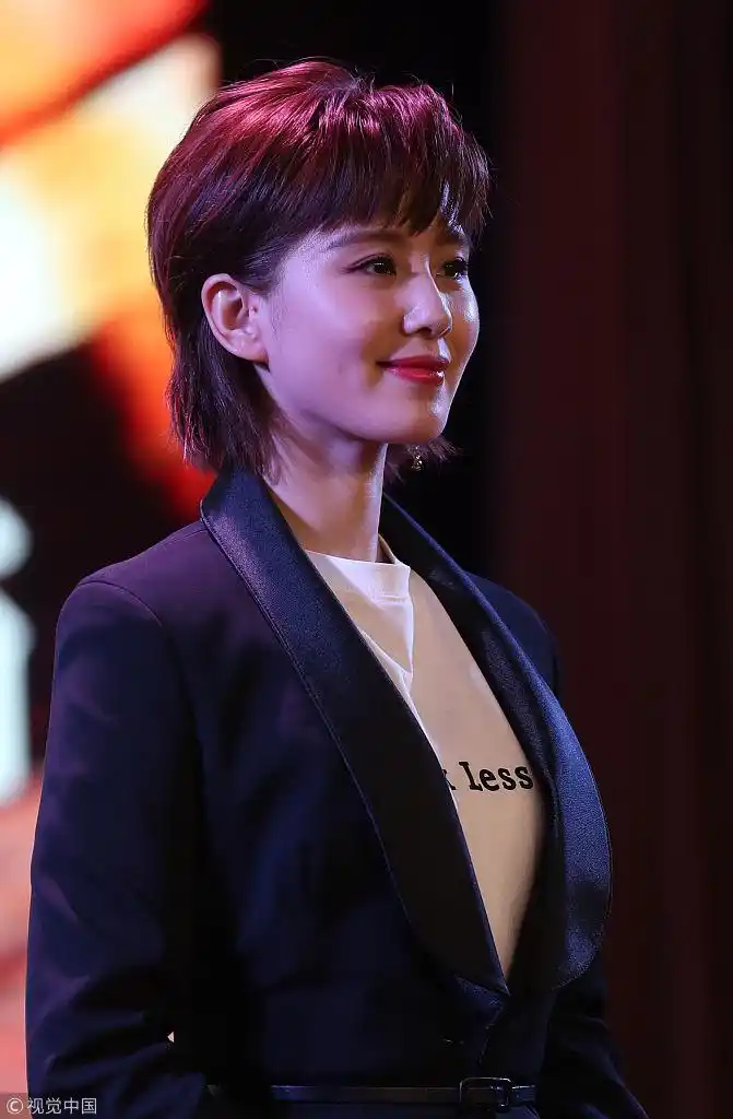 标志笑容!刘诗诗结婚后就爱捂嘴笑 露酒窝俏皮撩人