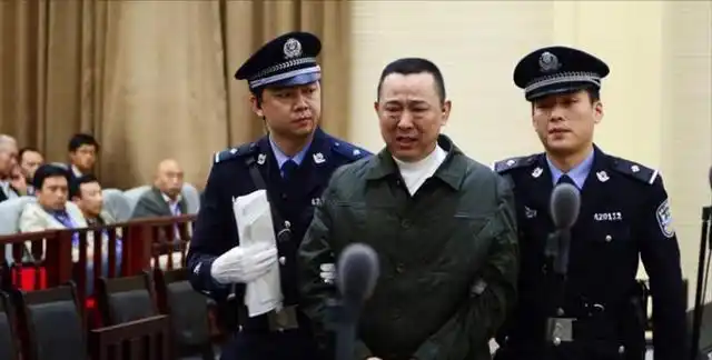 2015年身家400亿黑老大刘汉被执行死刑押赴刑场时神情恍惚