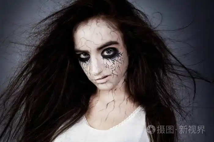 一个疯狂的女孩的肖像, 头发蓬乱, 黑眼睛和静脉.