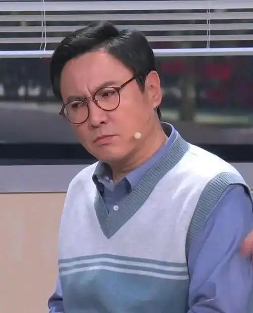 昨日春晚,最有争议的要数沈腾马丽的小品《坑》了,从开始的马丽鞋跟