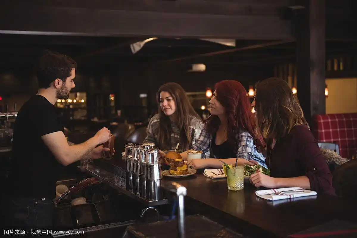 朋友在吧台边喝酒