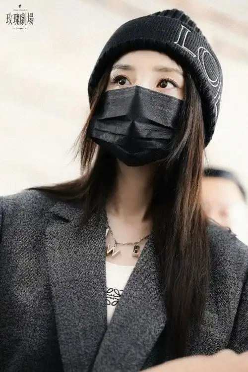 杨幂启程巴黎时装周##杨幂说能不能飞关键在我不在翅膀