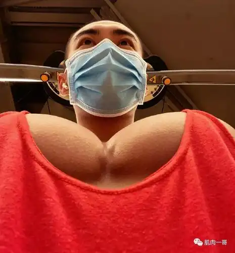 29岁上海大胸哥引发舔屏,这胸肌是认真的吗?_训练