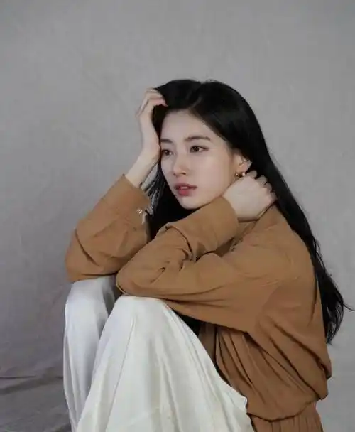 画报一般的清爽穿搭就要学裴秀智!