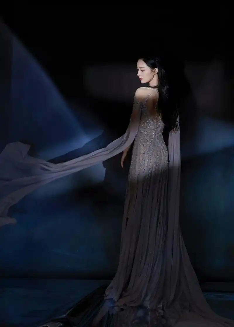 李沁gq时尚盛典美人鱼造型大片来袭,   粼粼波光,梦幻水镜.