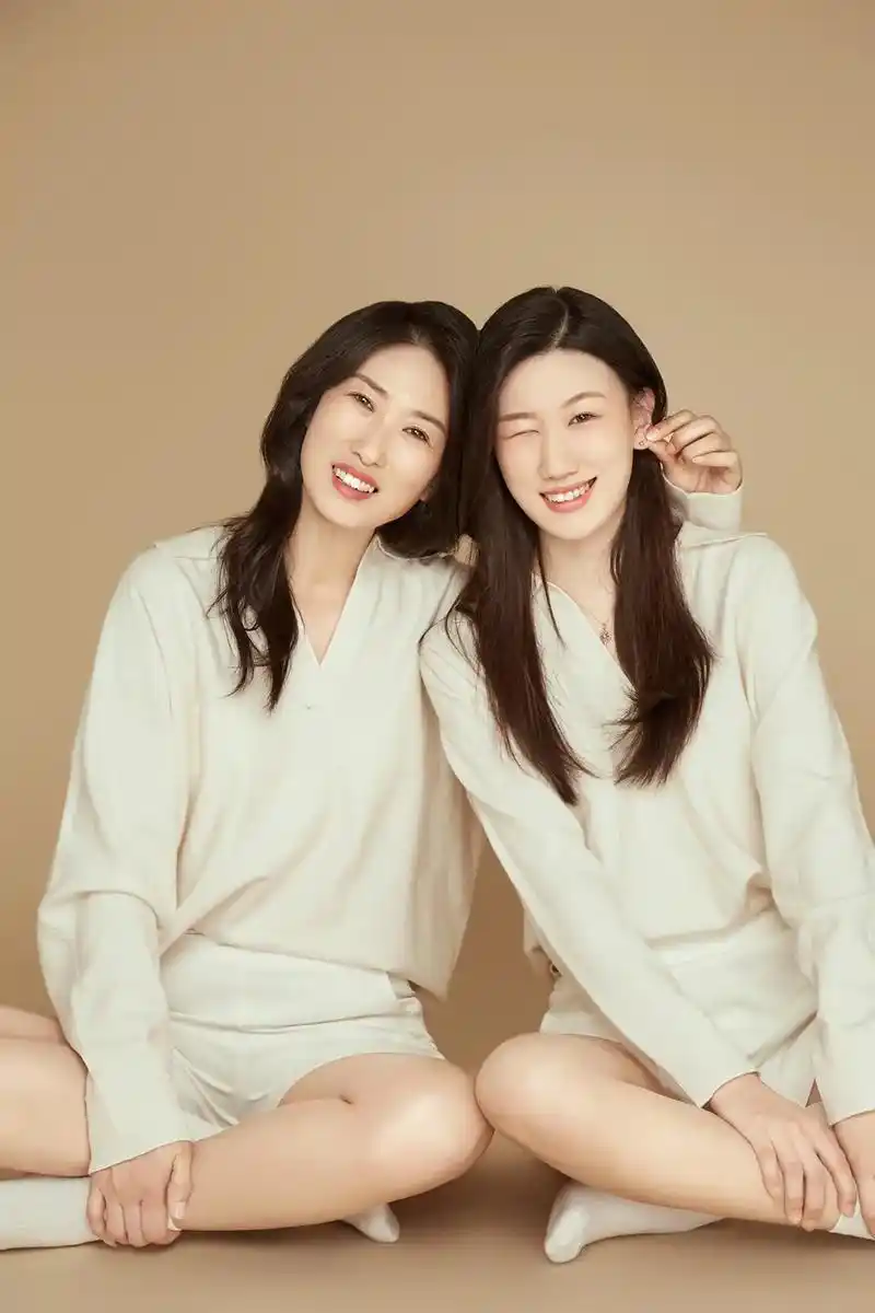 母女合拍 #闺蜜在一起的样子 #轻写真 #每一张照片都值得 - 抖音