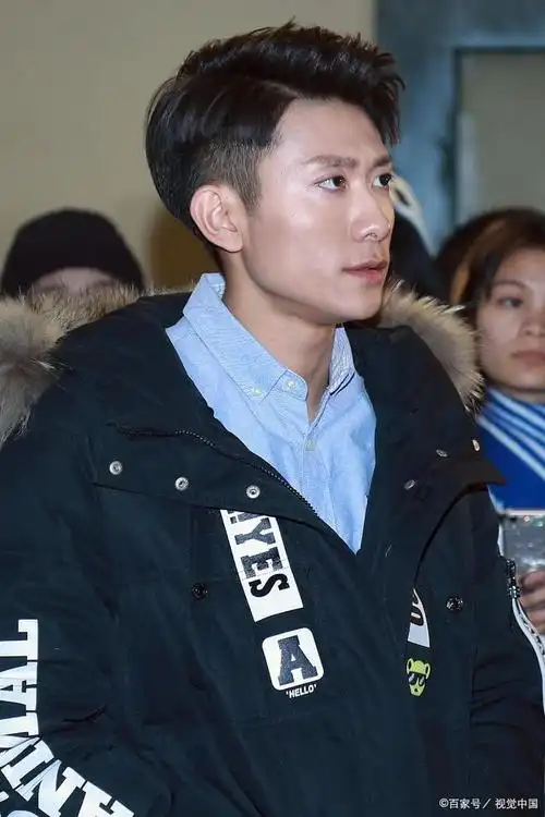 张一山是中国的一位著名童星,他从小就展现出了出色的演技和魅力,成为