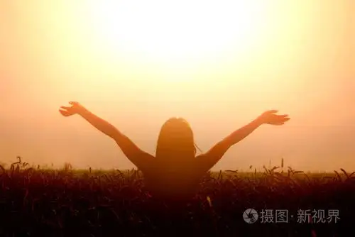 女孩向天空举起她的双手,感觉到自由