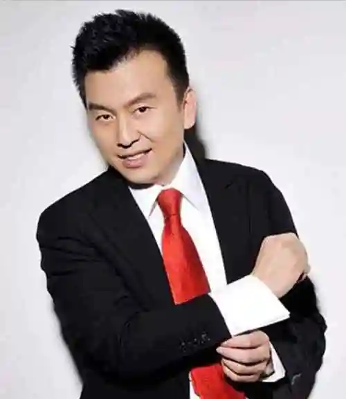 李梓萌老公 他是央视名嘴,曾与美女主持人李梓萌传绯闻,年近花甲仍