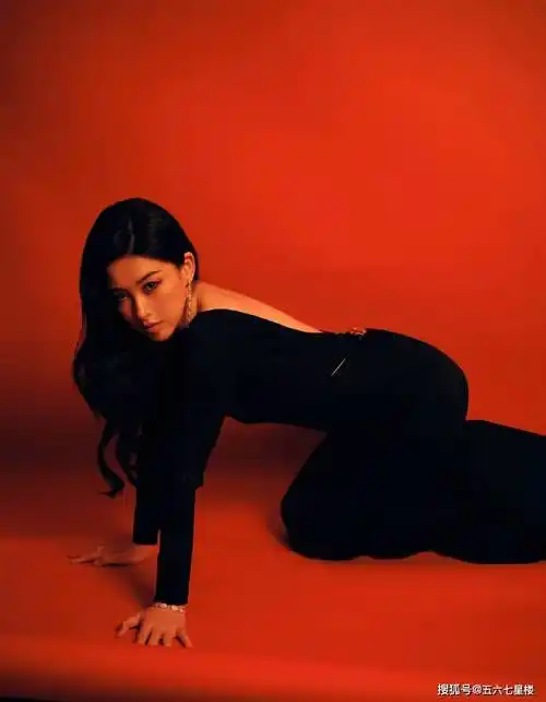 穿露背紧身裙的朱珠,凹凸身材,成熟抚媚!_魅力_黑色_眼神