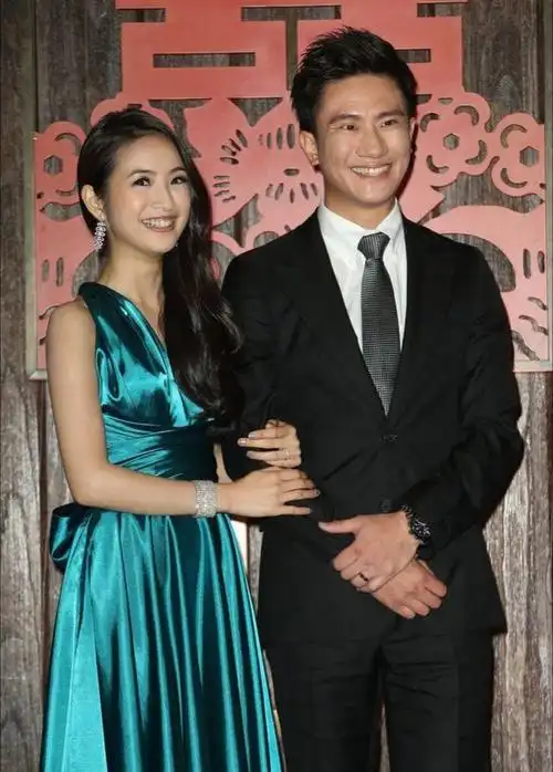 林依晨老公罕见露脸两人又亲又抱大秀恩爱老公笑到鱼尾纹飞起