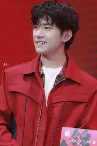 易烊千玺总是很严肃 大家有没有他微笑的照片?