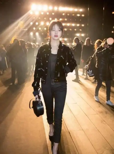 辛芷蕾梅婷对比照图片(辛芷蕾干练亮相巴黎时装周)(1)