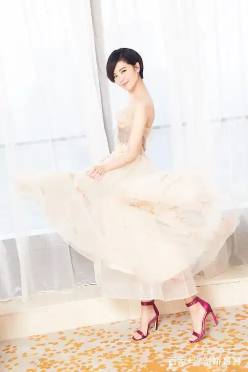 2018年9月22日郁可唯出席"金曲捞"身穿白色薄纱长裙,飘逸灵动!